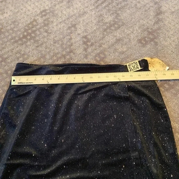 🎉 Ready for New Year’s? Here’s one for you! 🎉
BIN #5 - Picture 5 of 7